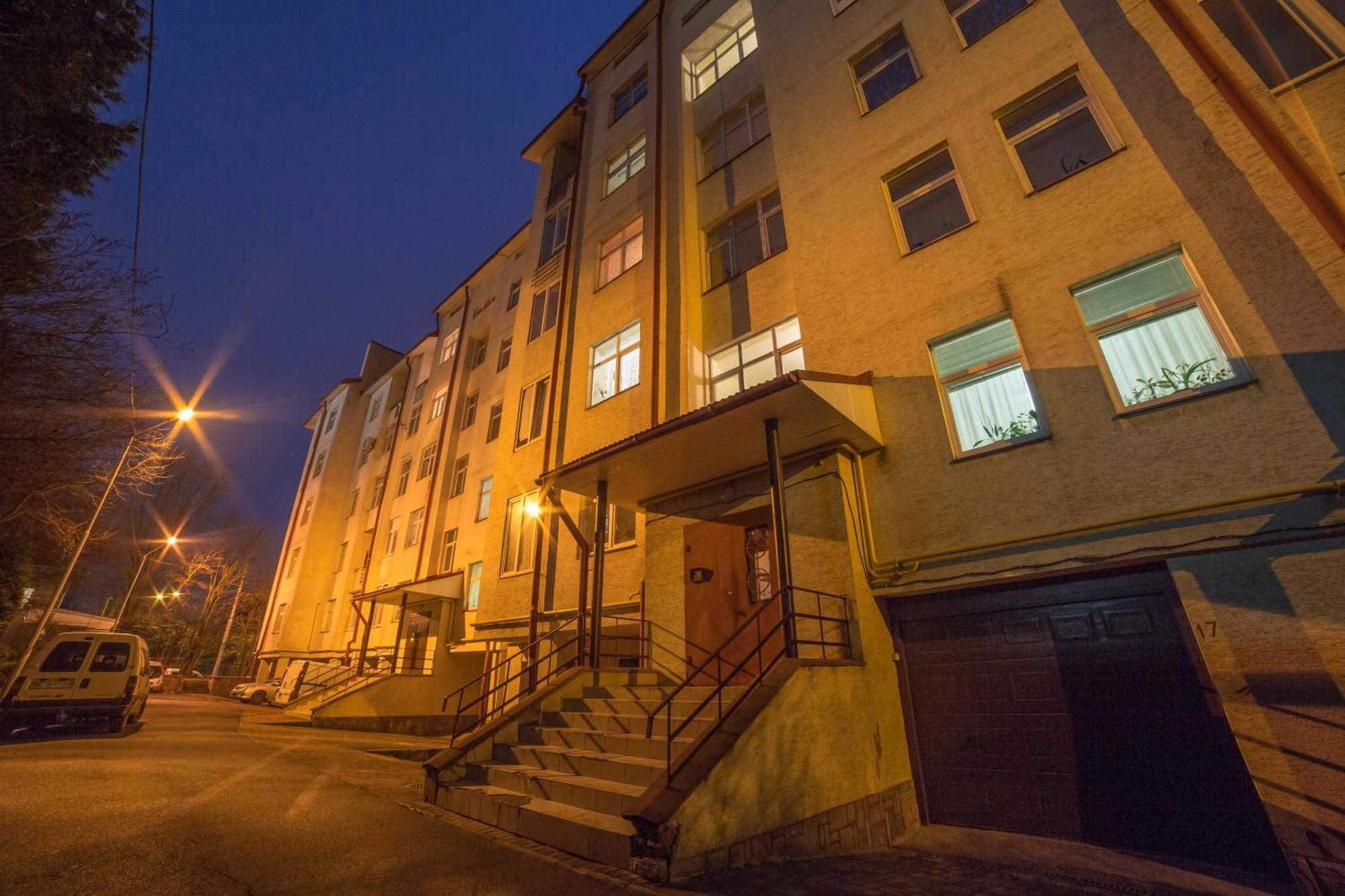 Modern Apartment On Mechnikova Street 18 リヴィウ エクステリア 写真